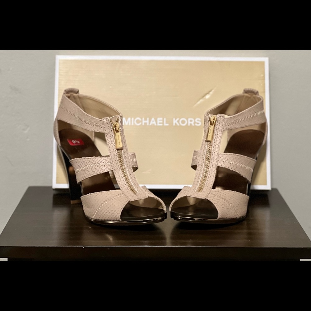 Michael Kors - BERKLEY T -STRAP EMBOSSED LEATHER